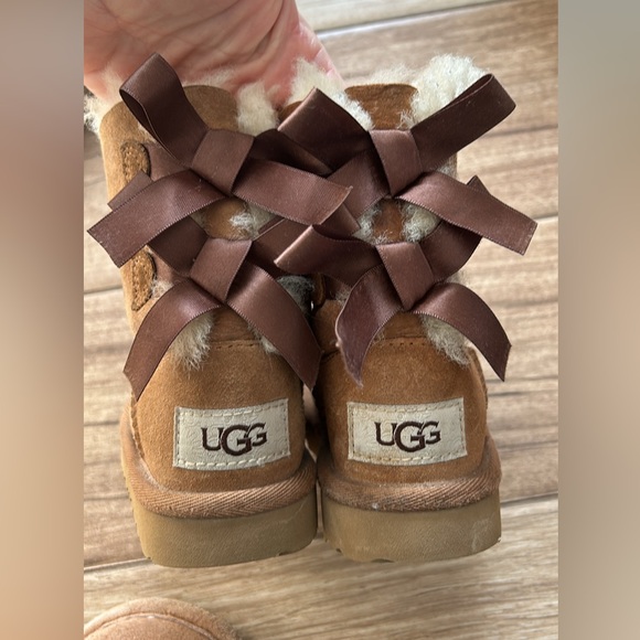 Ugg Bailey Bow toddler boots size 7. - Picture 3 of 6